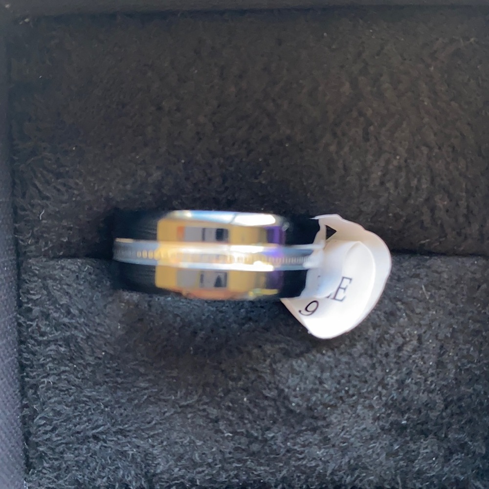 New w/tag Men’s Etched Stainless & Black Ring 9